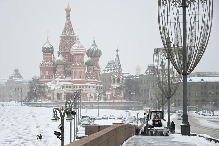 Уборка снега на Большом Москворецком мосту в Москве