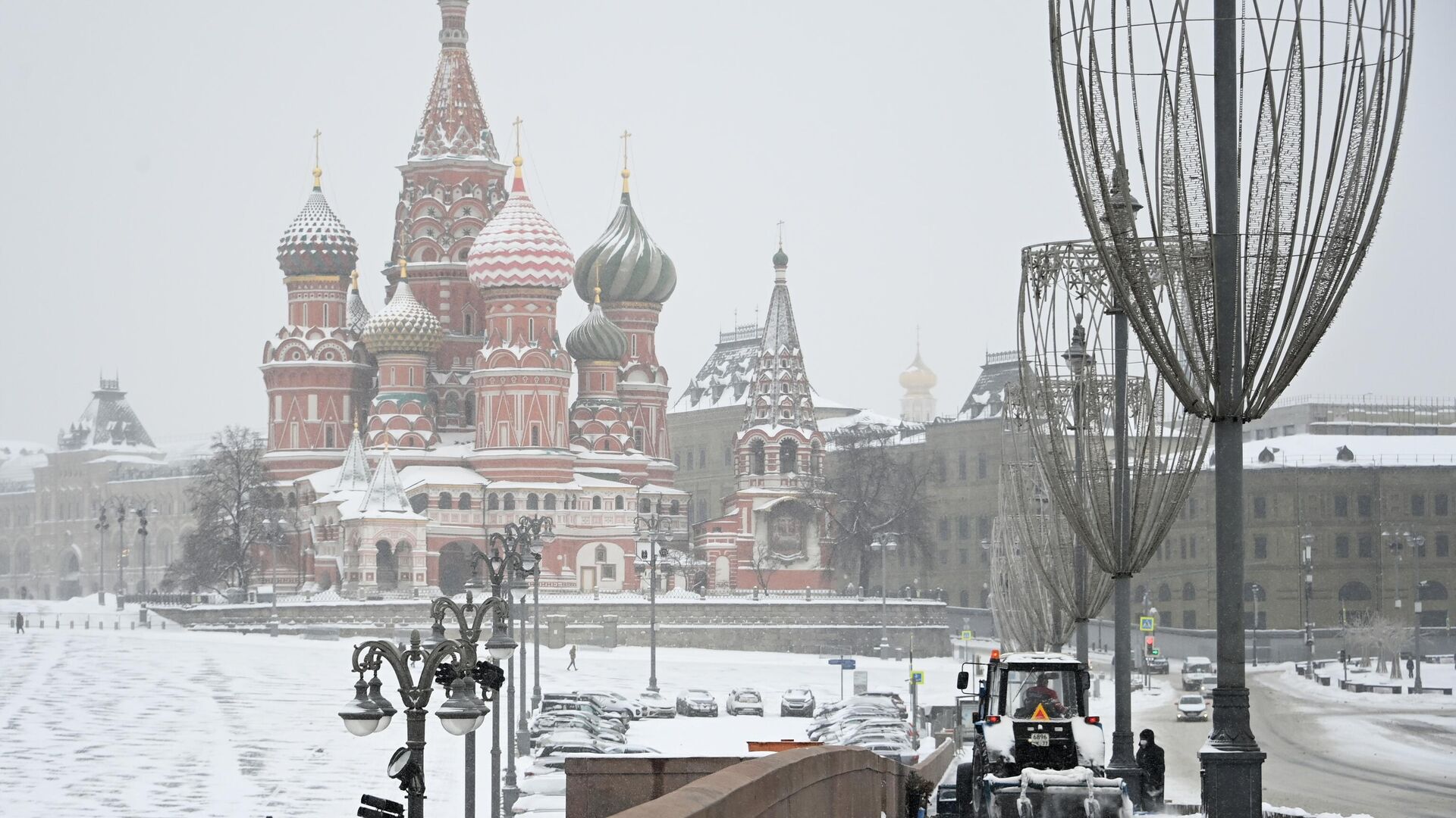 Уборка снега на Большом Москворецком мосту в Москве - РИА Новости, 1920, 13.02.2021