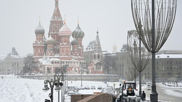 Уборка снега на Большом Москворецком мосту в Москве