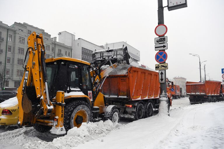 Снегоуборочная техника чистит во время снегопада Садовое кольцо в Москве