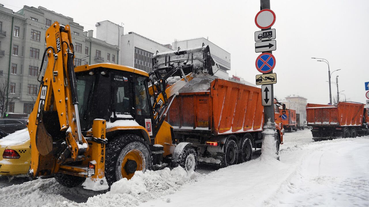 В Москве предложили ограничивать движение грузовиков во время снегопада -  РИА Новости, 16.02.2021