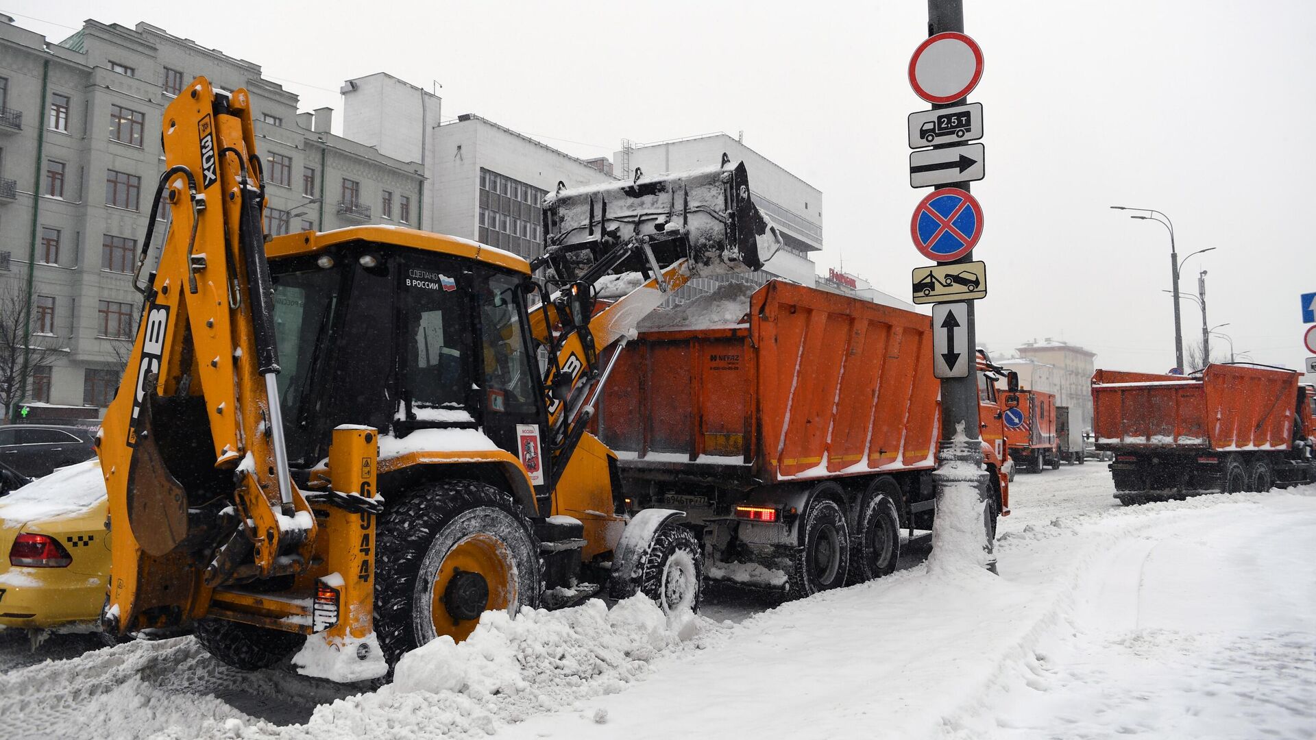 Снегоуборочная техника чистит во время снегопада Садовое кольцо в Москве - РИА Новости, 1920, 04.02.2022