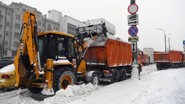 Снегоуборочная техника чистит во время снегопада Садовое кольцо в Москве
