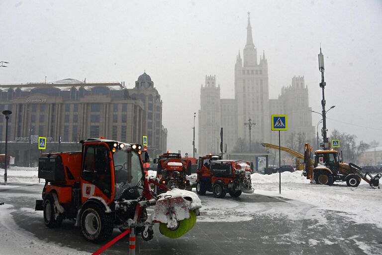 Снегоуборочная техника на улице Новинский бульвар в Москве