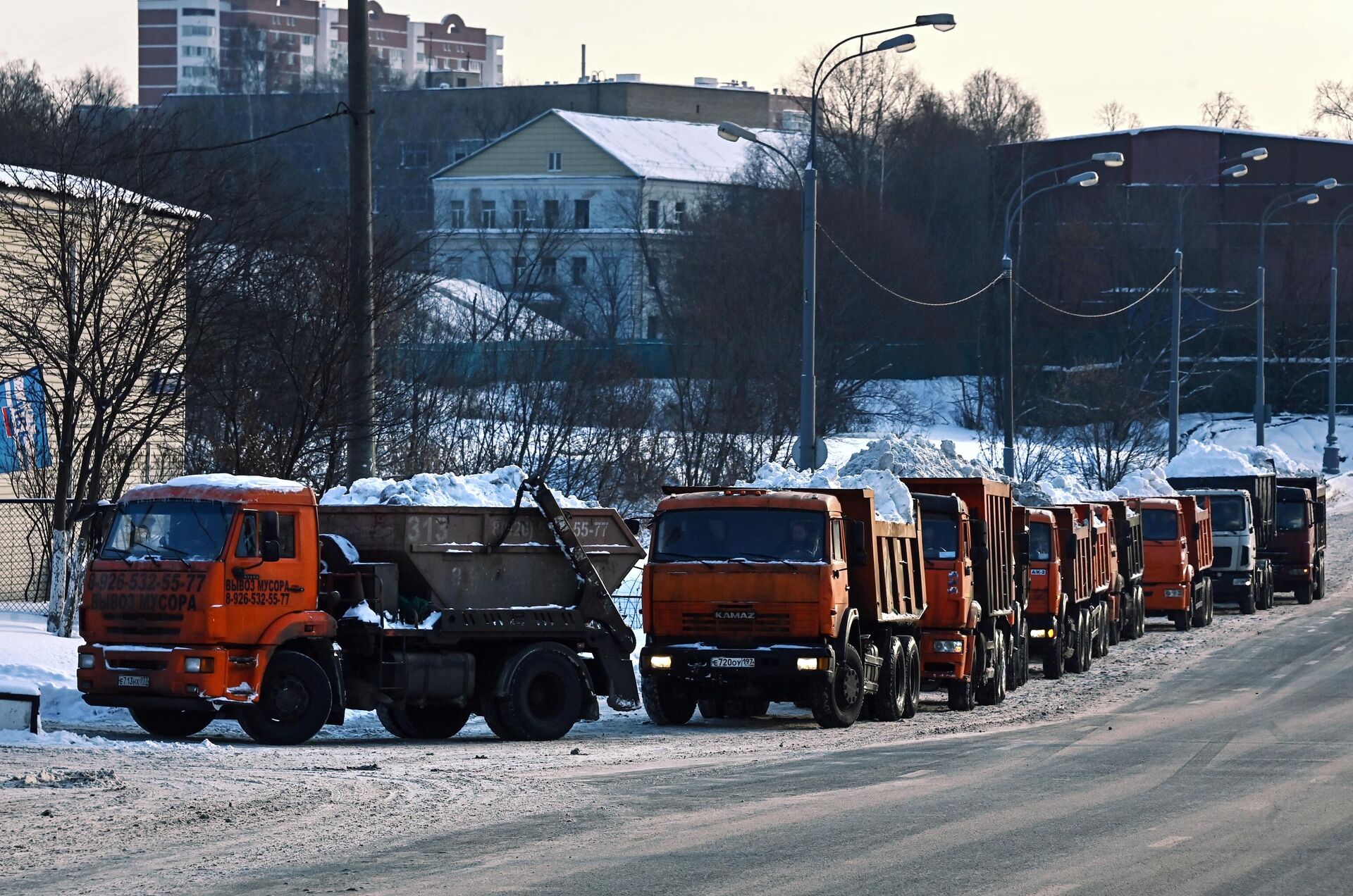 Грузовые автомобили со снегом ожидают в очереди на снегоплавильном пункте Черкизово в Москве - РИА Новости, 1920, 15.02.2021