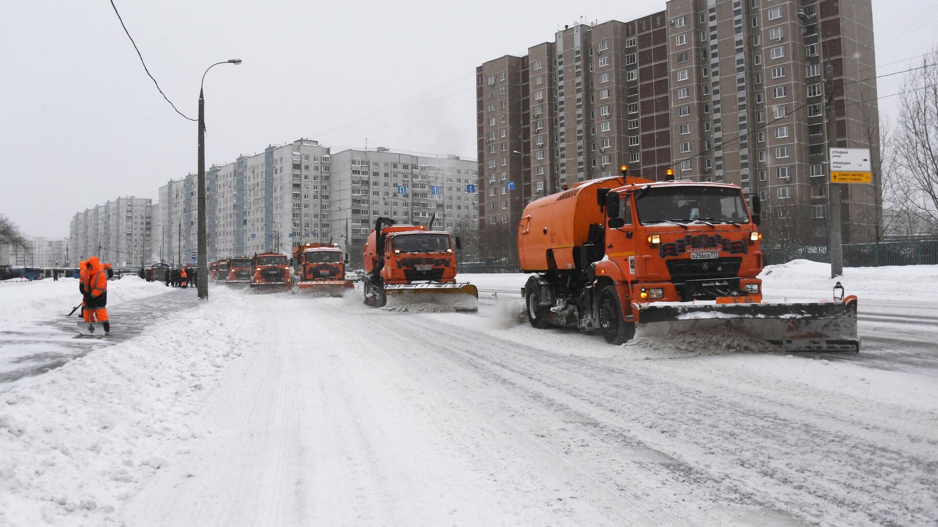 Сотрудники коммунальной службы убирают снег на улице в Москве во время снегопада - РИА Новости, 1920, 13.02.2021