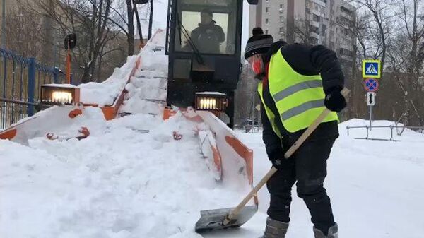 Спецтехника и лопаты: город борется со снежными завалами