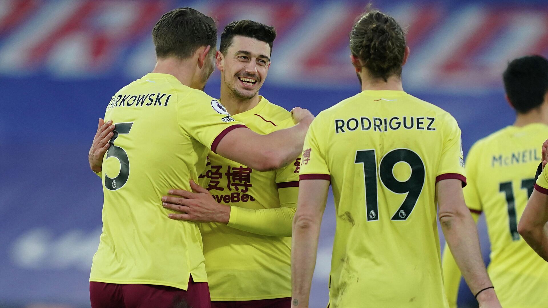 Burnley's English defender Matthew Lowton (C) gestures with teammates at the final whistle  during the English Premier League football match between Crystal Palace and Burnley at Selhurst Park in south London on February 13, 2021. (Photo by John Walton / POOL / AFP) / RESTRICTED TO EDITORIAL USE. No use with unauthorized audio, video, data, fixture lists, club/league logos or 'live' services. Online in-match use limited to 120 images. An additional 40 images may be used in extra time. No video emulation. Social media in-match use limited to 120 images. An additional 40 images may be used in extra time. No use in betting publications, games or single club/league/player publications. /  - РИА Новости, 1920, 13.02.2021