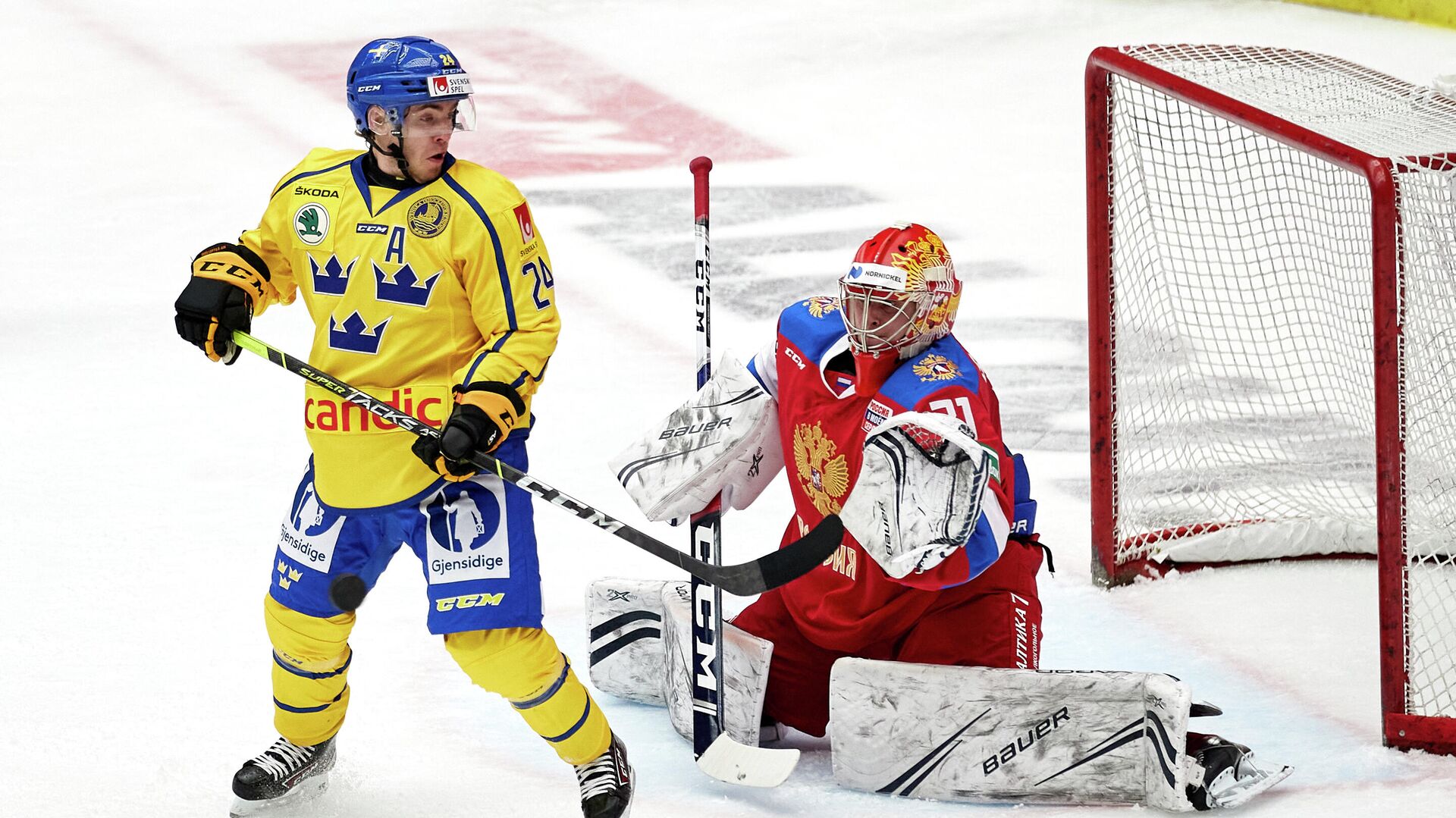 Sweden's Andreas Wingerli (L) and Russia's goalkeeper Alexander Samonov vie during the Beijer Hockey Games (Euro Hockey Tour) ice hockey match between Sweden and Russia in Malmo on February 13, 2021. (Photo by Anders Bjuro / TT NEWS AGENCY / AFP) / Sweden OUT - РИА Новости, 1920, 13.02.2021