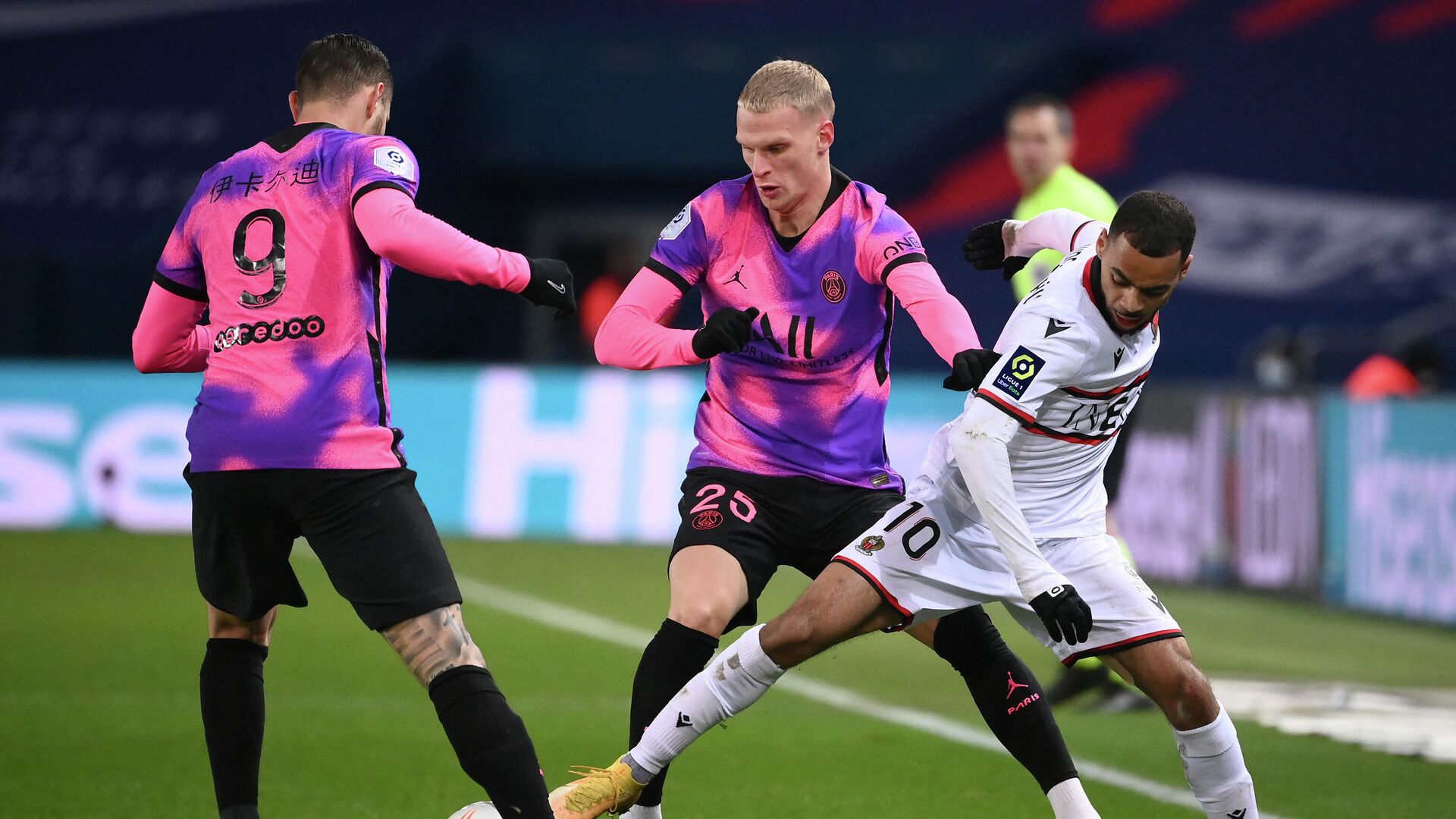 Nice's French forward Alexis Claude-Maurice (R) vies with Paris Saint-Germain's Dutch defender Mitchel Bakker (C) during the French L1 football match between Paris Saint-Germain (PSG) and Nice (OGCN) at the Parc des Princes stadium in Paris, on February 13, 2021. (Photo by FRANCK FIFE / AFP) - РИА Новости, 1920, 13.02.2021