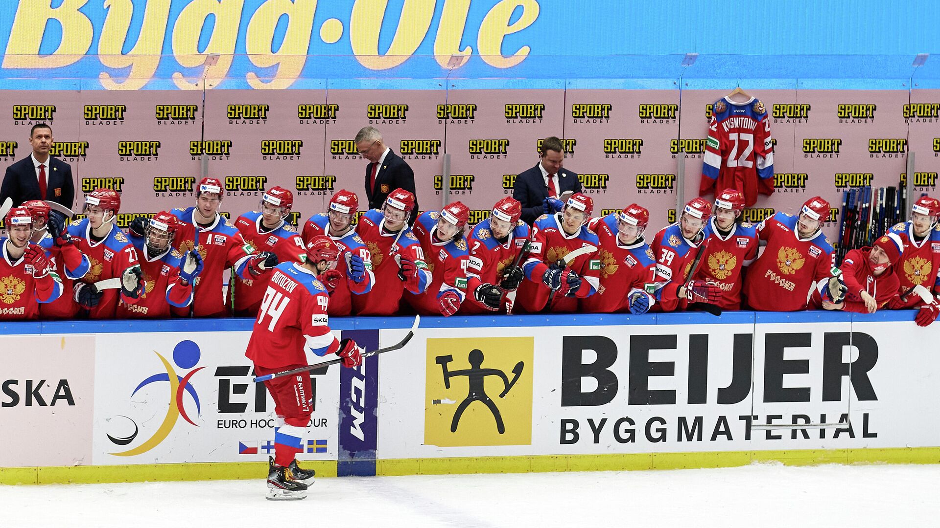 Ice Hockey - Beijer Hockey Games - Sweden v Russia - Malmo Arena, Malmo, Sweden - February 13, 2021 Russia's Vladimir Butuzov celebrates with teammates after scoring a penalty TT News Agency via REUTERS/Anders Bjuro/tt THIS IMAGE HAS BEEN SUPPLIED BY A THIRD PARTY. IT IS DISTRIBUTED, EXACTLY AS RECEIVED BY REUTERS, AS A SERVICE TO CLIENTS. SWEDEN OUT. NO COMMERCIAL OR EDITORIAL SALES IN SWEDEN.. - РИА Новости, 1920, 13.02.2021