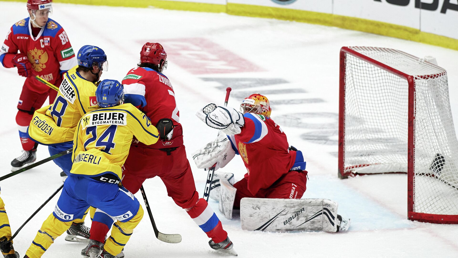 Russia's goalkeeper Alexander Samonov (R) makes a save during the Beijer Hockey Games (Euro Hockey Tour) ice hockey match between Sweden and Russia in Malmo on February 13, 2021. (Photo by Anders Bjuro / TT NEWS AGENCY / AFP) / Sweden OUT - РИА Новости, 1920, 13.02.2021