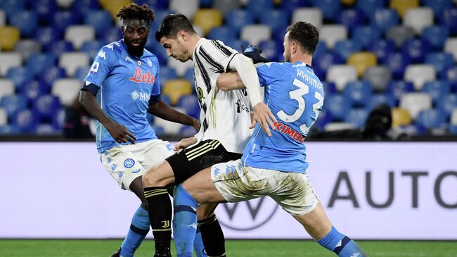 Juventus' Spanish forward Alvaro Morata (C) holds back Napoli's Kosovar defender Amir Rrahmani (R) during the Italian Serie A football match Napoli vs Juventus on February 13, 2021 at the Diego Maradona (San Paolo) stadium in Naples. (Photo by Filippo MONTEFORTE / AFP)