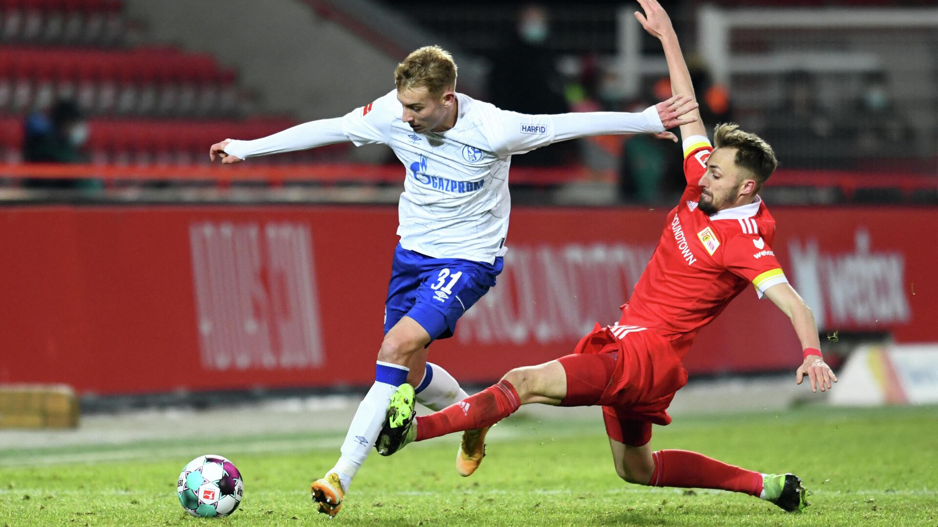 Schalke's German defender Timo Becker (L) and Union Berlin's German midfielder Robert Andrich vie for the ball during the German first division Bundesliga football match between 1 FC Union Berlin and FC Schalke 04 in Berlin on February 13, 2021. (Photo by ANNEGRET HILSE / POOL / AFP) / DFL REGULATIONS PROHIBIT ANY USE OF PHOTOGRAPHS AS IMAGE SEQUENCES AND/OR QUASI-VIDEO - РИА Новости, 1920, 13.02.2021