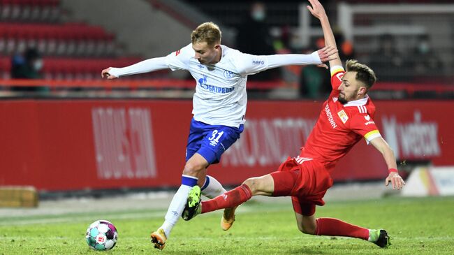 Schalke's German defender Timo Becker (L) and Union Berlin's German midfielder Robert Andrich vie for the ball during the German first division Bundesliga football match between 1 FC Union Berlin and FC Schalke 04 in Berlin on February 13, 2021. (Photo by ANNEGRET HILSE / POOL / AFP) / DFL REGULATIONS PROHIBIT ANY USE OF PHOTOGRAPHS AS IMAGE SEQUENCES AND/OR QUASI-VIDEO