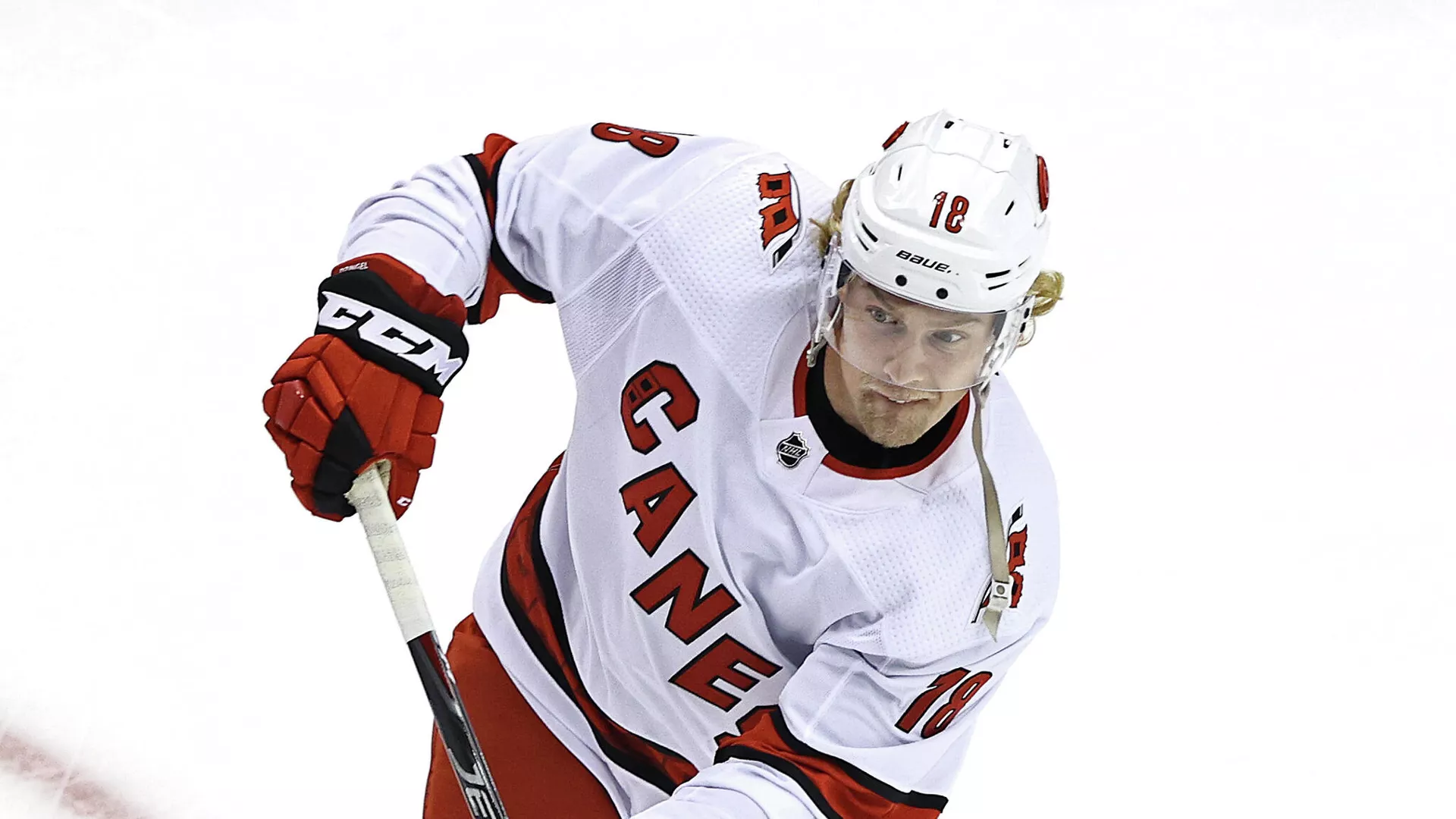 TORONTO, ONTARIO - AUGUST 13: Ryan Dzingel #18 of the Carolina Hurricanes warms up prior to Game Two of the Eastern Conference First Round against the Boston Bruins during the 2020 NHL Stanley Cup Playoffs at Scotiabank Arena on August 13, 2020 in Toronto, Ontario.   Elsa/Getty Images/AFP - РИА Новости, 1920, 13.02.2021