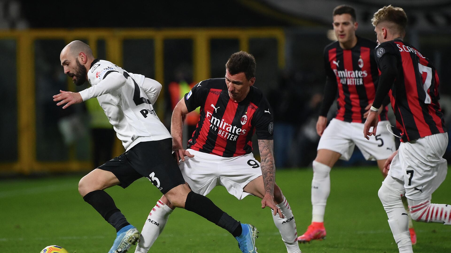 Spezia's Italian midfielder Riccardo Saponara (L) challenges AC Milan's Croatrian forward Mario Mandzukic (C) during the Italian Serie A football match Spezia vs AC Milan on February 13, 2021 at the Alberto-Picco stadium in La Spezia. (Photo by Marco BERTORELLO / AFP) - РИА Новости, 1920, 14.02.2021