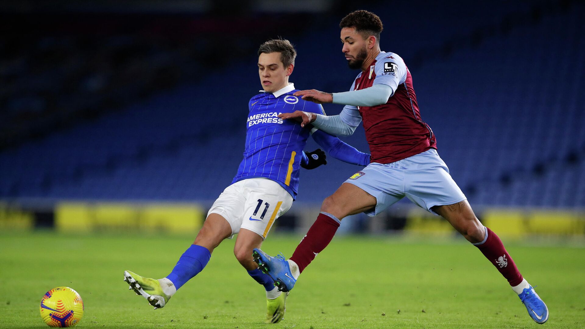 Aston Villa's Brazilian midfielder Douglas Luiz (R) pressures Brighton's Belgian midfielder Leandro Trossard (L) during the English Premier League football match between Brighton and Hove Albion and Aston Villa at the American Express Community Stadium in Brighton, southern England on February 13, 2021. (Photo by ANDREW COULDRIDGE / POOL / AFP) / RESTRICTED TO EDITORIAL USE. No use with unauthorized audio, video, data, fixture lists, club/league logos or 'live' services. Online in-match use limited to 120 images. An additional 40 images may be used in extra time. No video emulation. Social media in-match use limited to 120 images. An additional 40 images may be used in extra time. No use in betting publications, games or single club/league/player publications. /  - РИА Новости, 1920, 14.02.2021