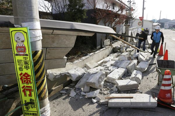 Обрушенная стена в результате сильного землетрясения в префектуре Фукусима, Япония. 14 февраля 2021