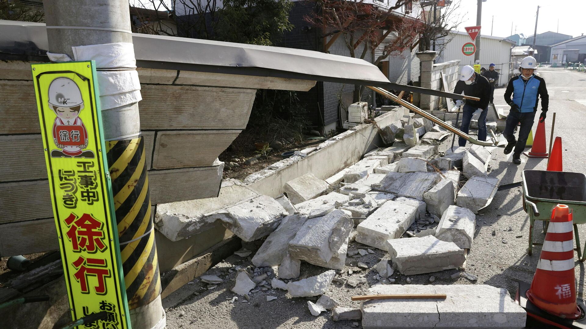 Обрушенная стена в результате сильного землетрясения в префектуре Фукусима, Япония. 14 февраля 2021 - РИА Новости, 1920, 14.02.2021