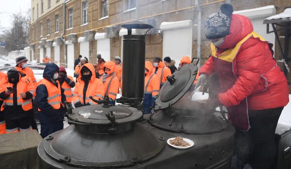 Полевая кухня для сотрудников коммунальных служб на Красноказарменной улице в Москве