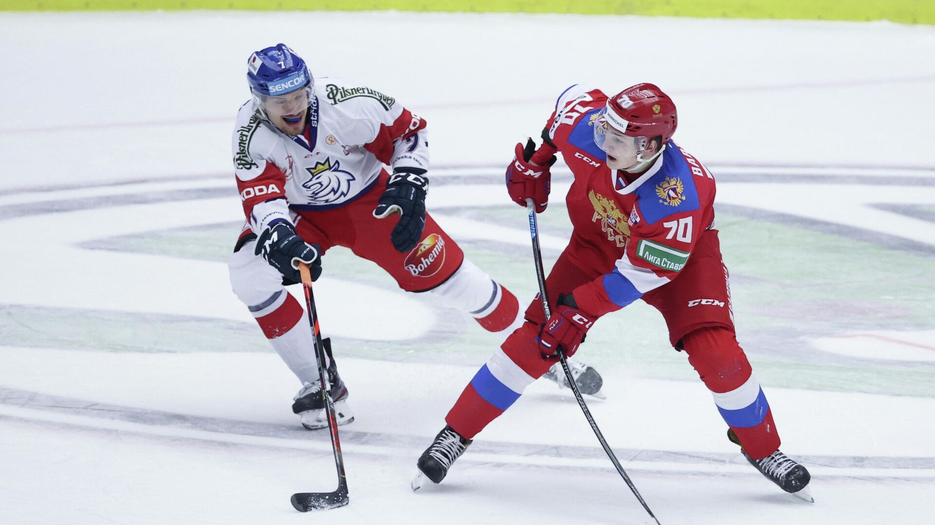 Ice Hockey - Beijer Hockey Games - Russia v Czech Republic - Malmo Arena, Malmo, Sweden - February 14, 2021 Russia's Zakhar Bardakov in action with Czech Republic's David Nemecek TT News Agency via REUTERS/Andreas Hillergren/tt THIS IMAGE HAS BEEN SUPPLIED BY A THIRD PARTY. IT IS DISTRIBUTED, EXACTLY AS RECEIVED BY REUTERS, AS A SERVICE TO CLIENTS. SWEDEN OUT. NO COMMERCIAL OR EDITORIAL SALES IN SWEDEN.. - РИА Новости, 1920, 14.02.2021