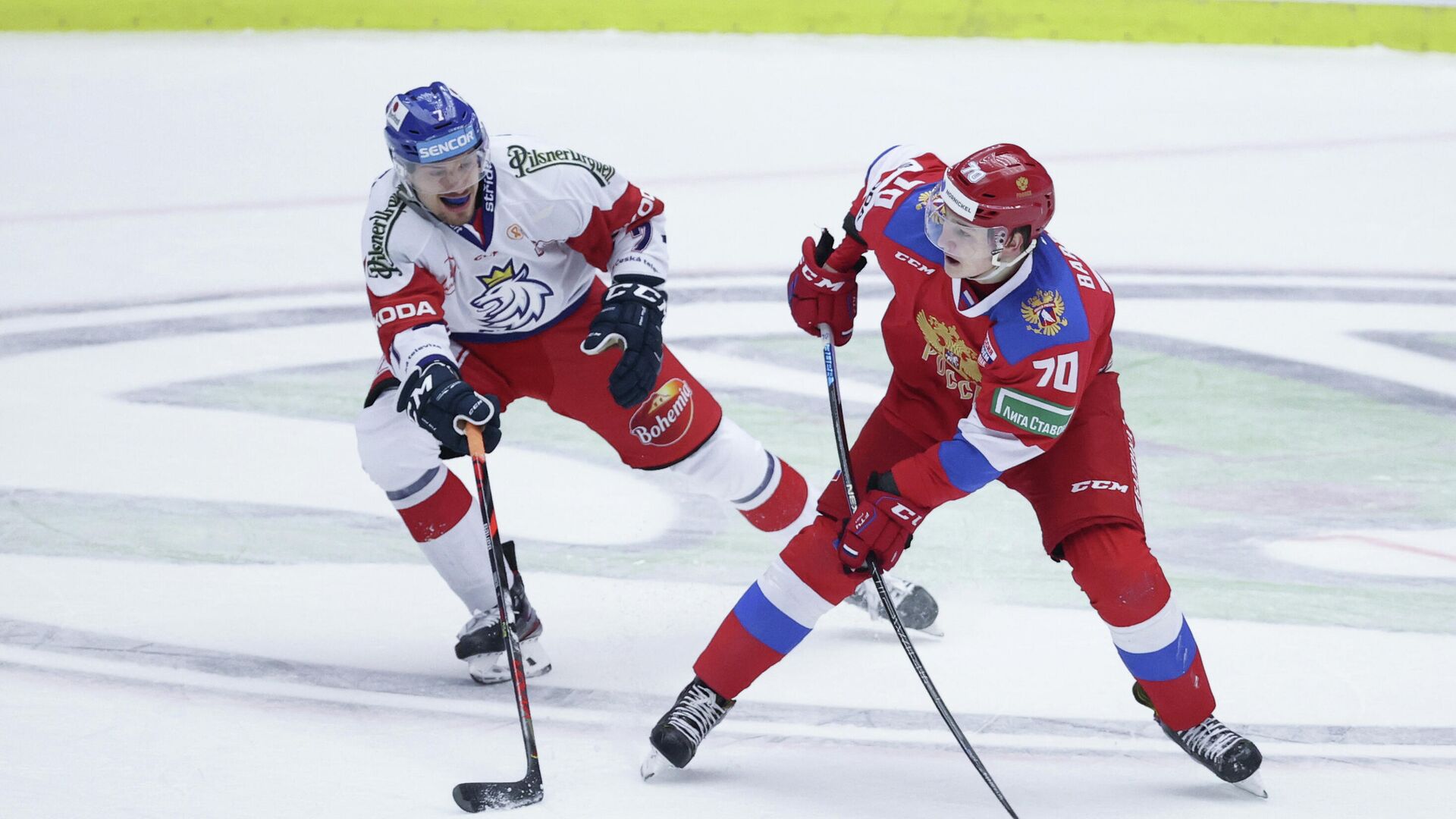 Ice Hockey - Beijer Hockey Games - Russia v Czech Republic - Malmo Arena, Malmo, Sweden - February 14, 2021 Russia's Zakhar Bardakov in action with Czech Republic's David Nemecek TT News Agency via REUTERS/Andreas Hillergren/tt THIS IMAGE HAS BEEN SUPPLIED BY A THIRD PARTY. IT IS DISTRIBUTED, EXACTLY AS RECEIVED BY REUTERS, AS A SERVICE TO CLIENTS. SWEDEN OUT. NO COMMERCIAL OR EDITORIAL SALES IN SWEDEN.. - РИА Новости, 1920, 14.02.2021