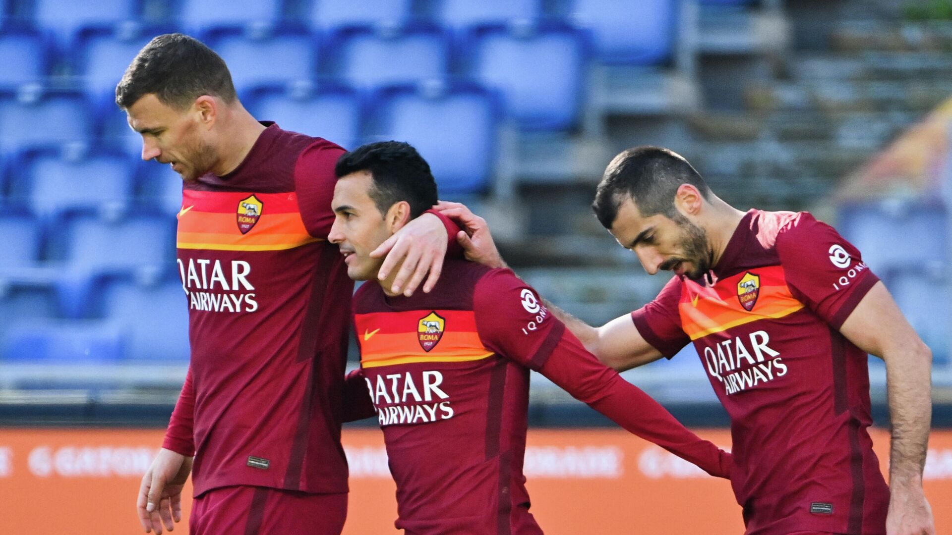 Roma's Spanish forward Pedro (C) celebrates with Roma's Bosnian forward Edin Dzeko (L) and Roma's Armenian midfielder Henrikh Mkhitaryan after scoring during the Italian Serie A football match AS Roma vs Udinese on February 14, 2021 at the Olympic stadium in Rome. (Photo by Alberto PIZZOLI / AFP) - РИА Новости, 1920, 14.02.2021