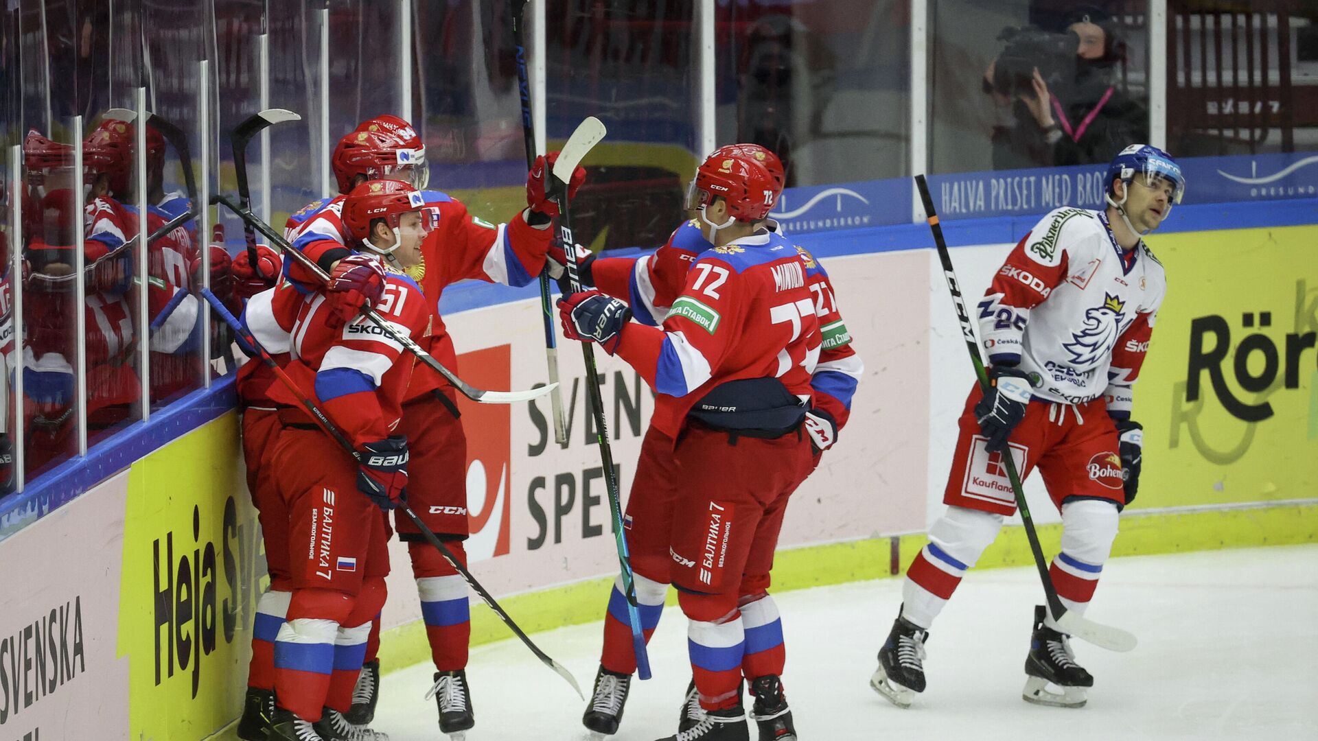 Ice Hockey - Beijer Hockey Games - Russia v Czech Republic - Malmo Arena, Malmo, Sweden - February 14, 2021 Russia's Nikolai Kovalenko celebrates scoring with teammates TT News Agency via REUTERS/Andreas Hillergren/tt THIS IMAGE HAS BEEN SUPPLIED BY A THIRD PARTY. IT IS DISTRIBUTED, EXACTLY AS RECEIVED BY REUTERS, AS A SERVICE TO CLIENTS. SWEDEN OUT. NO COMMERCIAL OR EDITORIAL SALES IN SWEDEN.. - РИА Новости, 1920, 14.02.2021