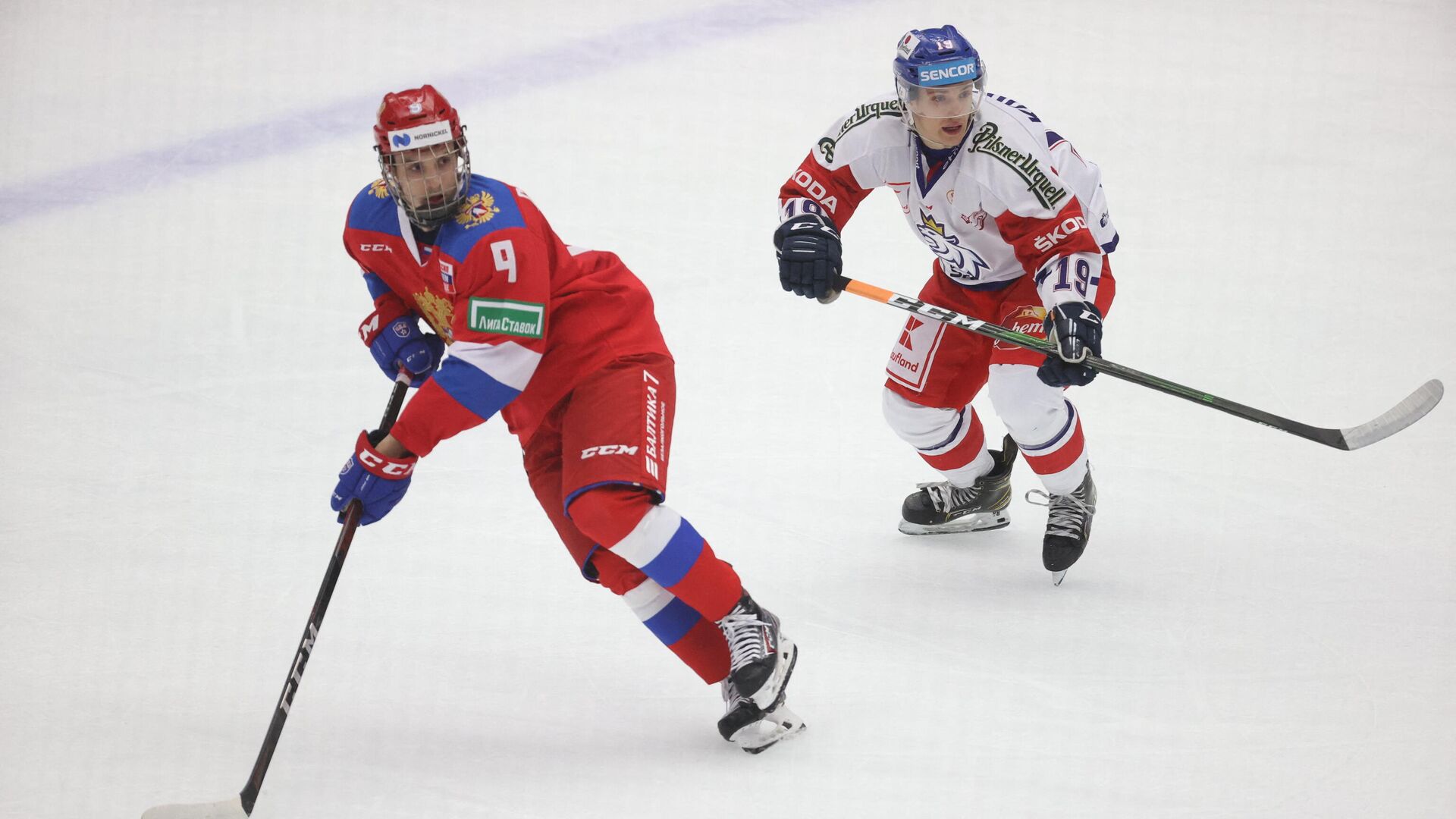 Russia's Nikita Chibrikov (L) and Czech Republic's Petr Kodytek  during Euro Hockey Tour between Russia and Czech Republic on February 14, 2021, at Malmoe Arena in Sweden. (Photo by Andreas HILLERGREN / TT NEWS AGENCY / AFP) / Sweden OUT - РИА Новости, 1920, 14.02.2021