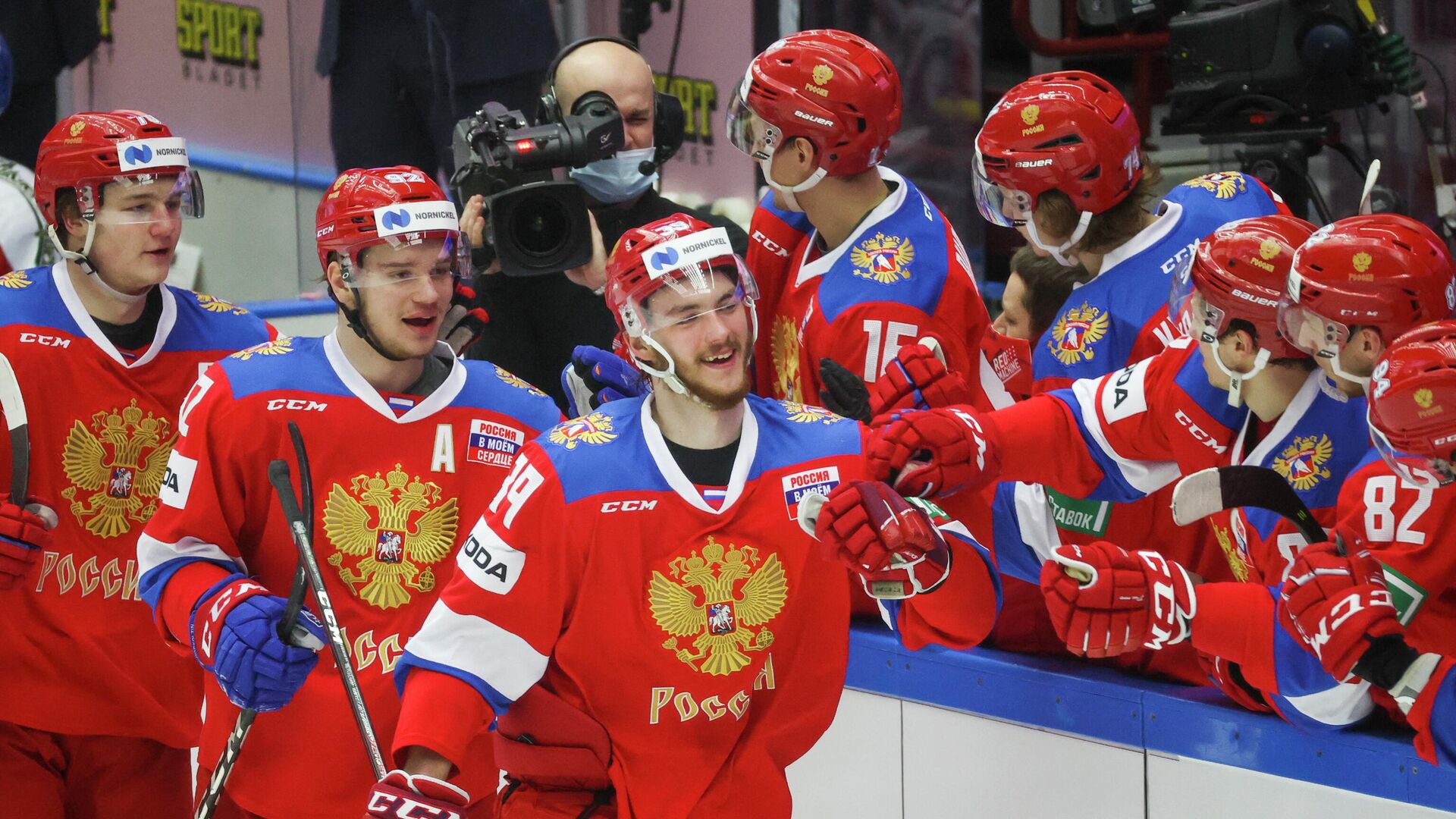 Russia's Danii Misyul (C) celebrates with teammates after scoring during Euro Hockey Tour between Russia and Czech Republic on February 14, 2021 at Malmoe Arena in Sweden. (Photo by Andreas HILLERGREN / TT NEWS AGENCY / AFP) / Sweden OUT - РИА Новости, 1920, 14.02.2021