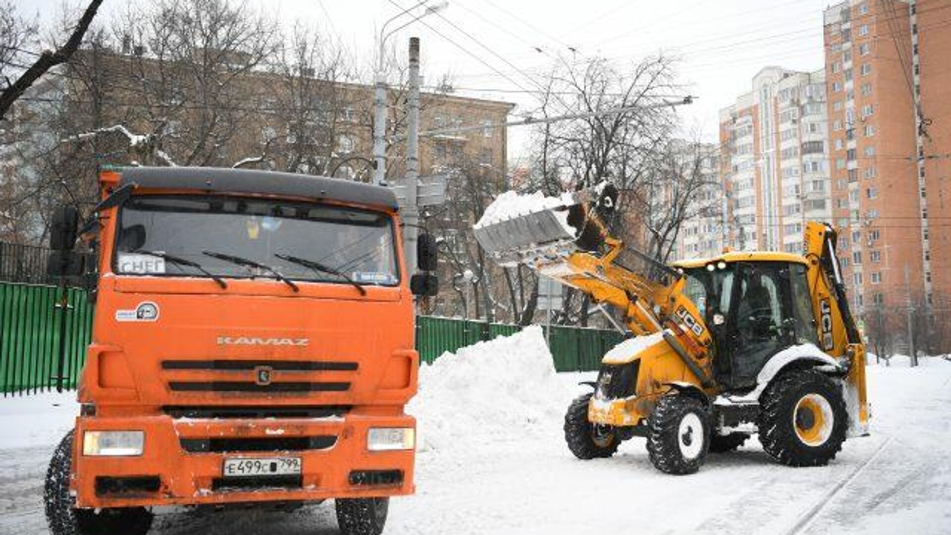 Горячая пора: коммунальные службы продолжают очищать московские улицы от снежных завалов  - РИА Новости, 1920, 14.02.2021