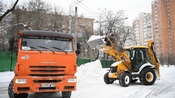 Горячая пора: коммунальные службы продолжают очищать московские улицы от снежных завалов 