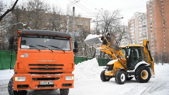 Горячая пора: коммунальные службы продолжают очищать московские улицы от снежных завалов 