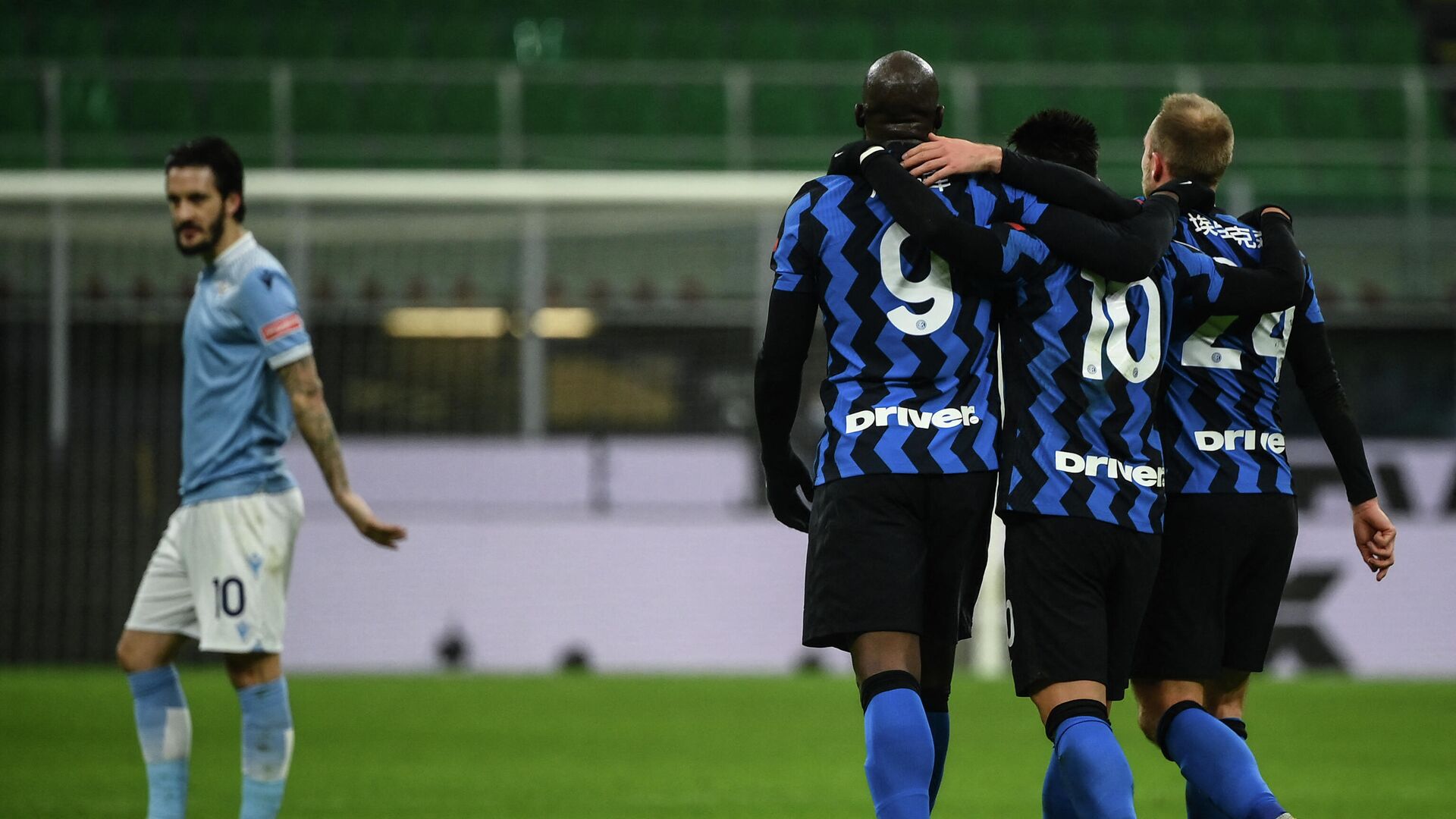 Inter Milan's Belgian forward Romelu Lukaku (C) celebrates with Inter Milan's Argentine forward Lautaro Martinez (2ndR) and Inter Milan's Danish midfielder Christian Eriksen (R) next to Lazio's Spanish midfielder Luis Alberto (L) after scoring his second goal during the Italian Serie A football match Inter Milan vs Lazio Rome on February 14, 2021 at the San Siro stadium in Milan. (Photo by Marco BERTORELLO / AFP) - РИА Новости, 1920, 15.02.2021