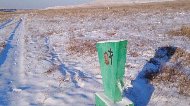 Фермер в Ширинском районе Хакасии огородил свое поле надгробиями с ближайшего кладбища