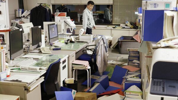 Офис после сильного землетрясения в префектуре Фукусима. 13 февраля 2021 года