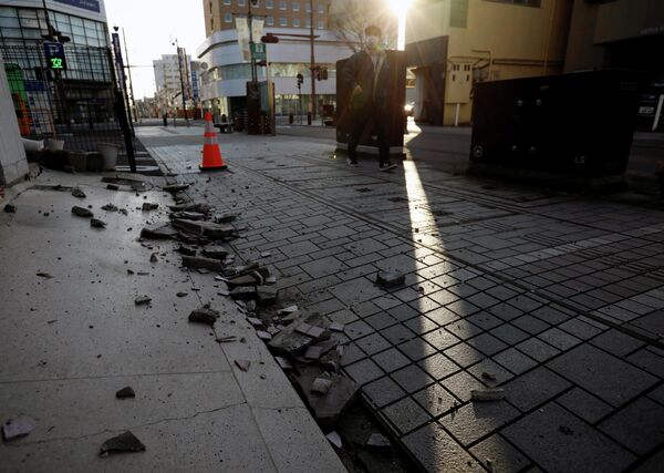 Обрушившаяся стена в результате сильного землетрясения в префектуре Фукусима, Япония. 14 февраля 2021 года