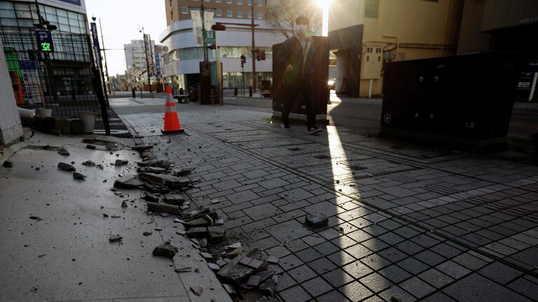Обрушившаяся стена в результате сильного землетрясения в префектуре Фукусима, Япония. 14 февраля 2021 года