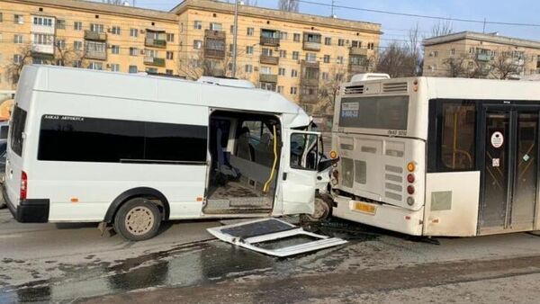 В Советском районе Волгограда маршрутка протаранила автобус