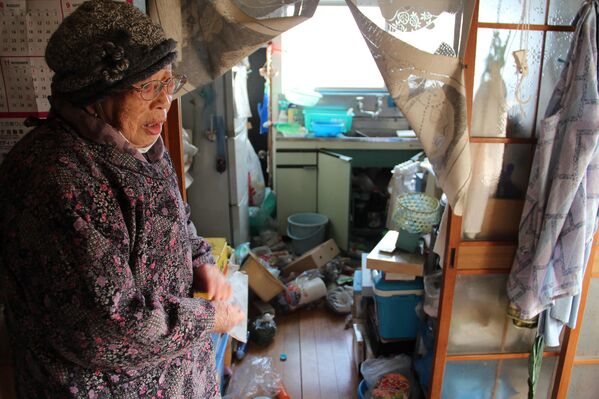 Японка в своем доме в Соме после землетрясения магнитудой 7,3, произошедшего у восточного побережья Японии поздно вечером 13 февраля