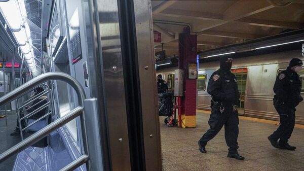 Полицейский патруль на линии А нью-йоркского метрополитена после серии нападений со смертельным исходом