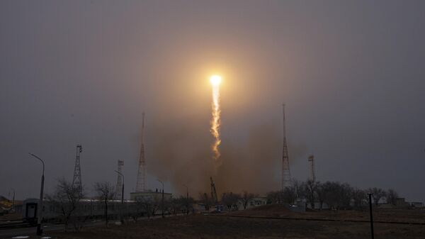 Запуск ракеты-носителя Союз-2.1а с грузовым кораблем Прогресс