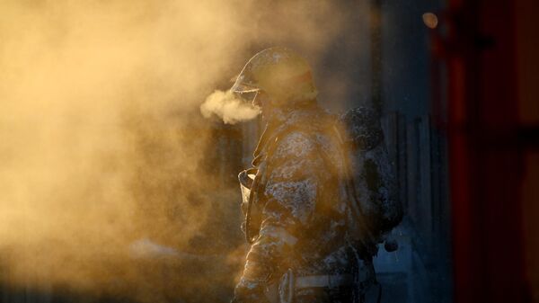 Сотрудник МЧС России во время тушения пожара