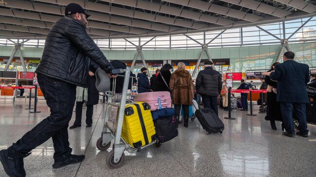 Пассажиры в Международном аэропорту Звартноц в Ереване