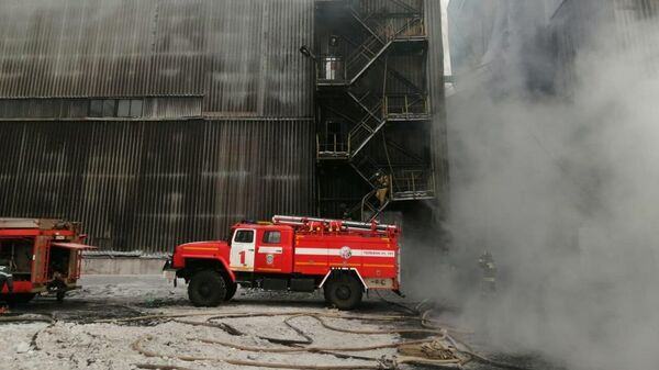 Сотрудники противопожарной службы МЧС РФ тушат пожар на угольном предприятии в Якутии