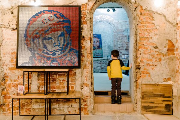 Изображение космонавта Юрия Гагарина, выполненное из кубиков Рубика школьником Андреем Масловым, на выставке в пространстве NIMLOFT в Иванове