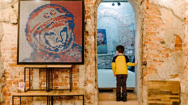 Изображение космонавта Юрия Гагарина, выполненное из кубиков Рубика школьником Андреем Масловым, на выставке в пространстве NIMLOFT в Иванове