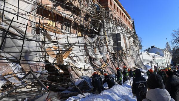 Последствия обрушения строительных лесов на Лубянском проезде в Москве