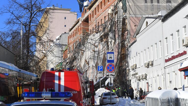 На месте обрушения строительных лесов на Лубянском проезде в Москве